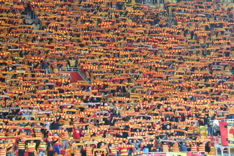 trybuny stadionu wypełnione kibicami
