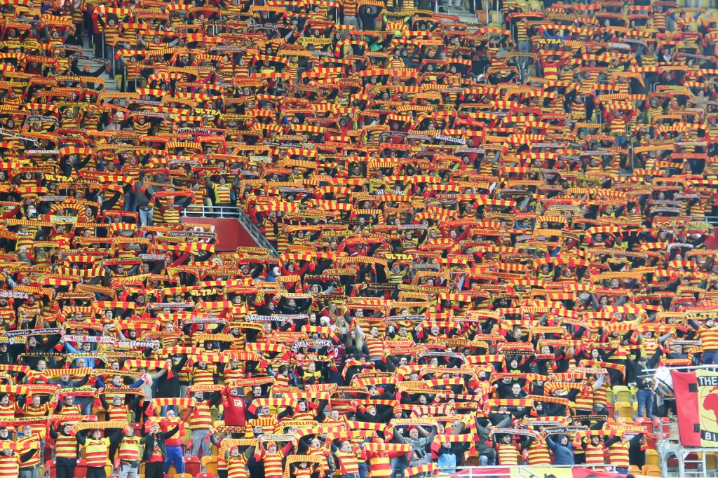 trybuny stadionu wypełnione kibicami