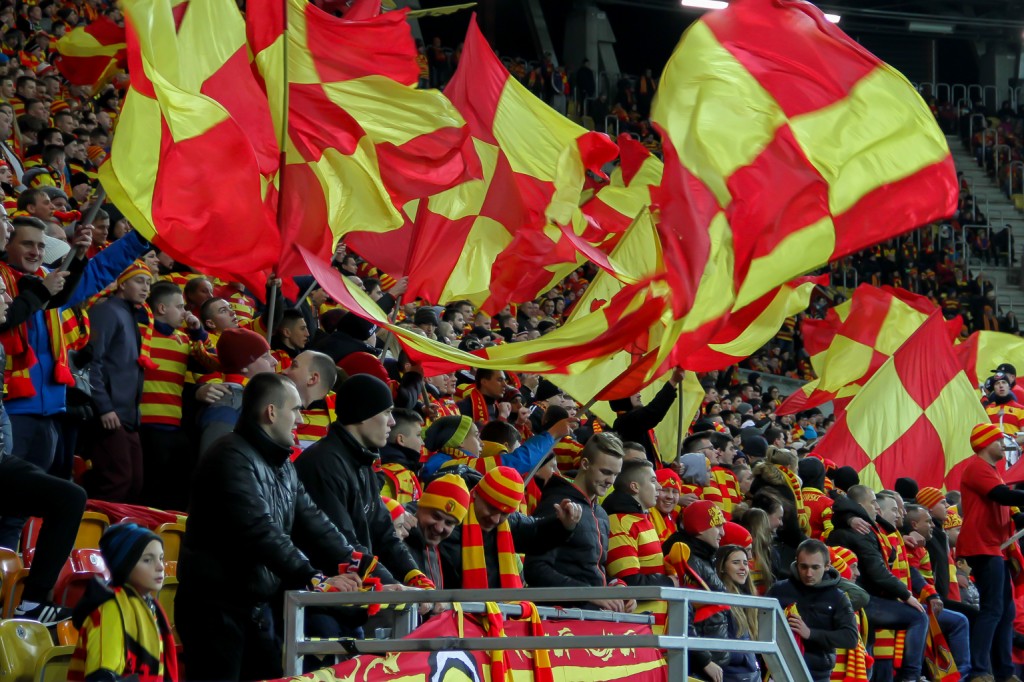 Kibice jagiellonii w klubowym barwach na stadionie