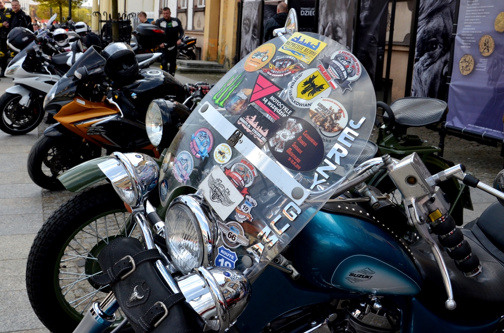 Stojące w rzędzie motocykle