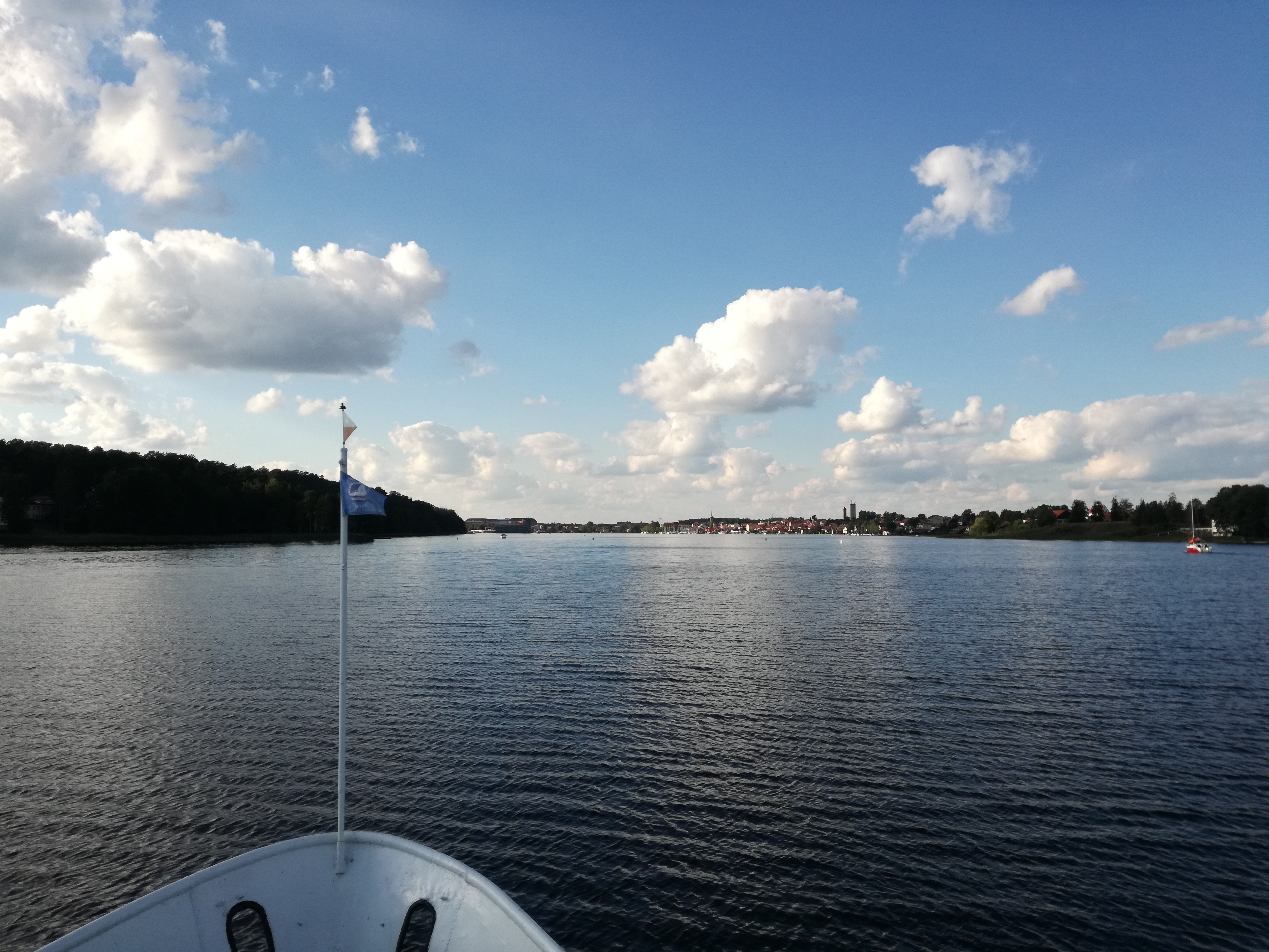 po jeziorze płynie łódź
