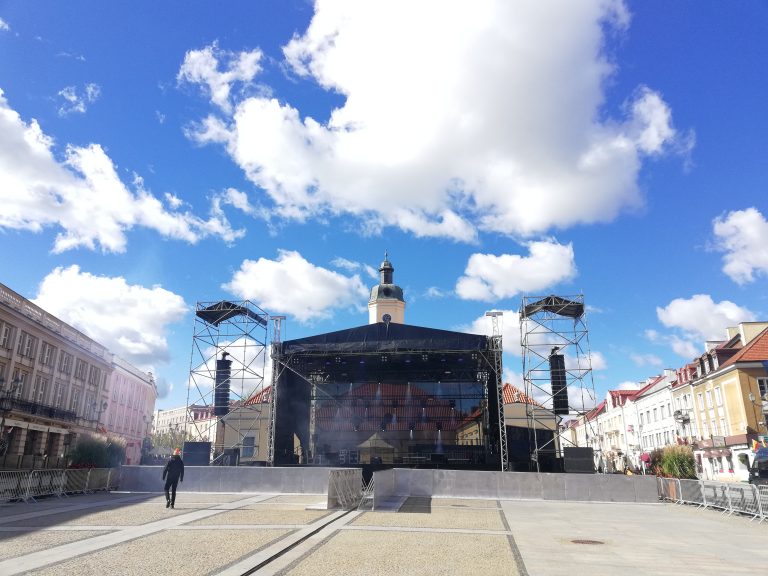Rostawiona scena koncertowa w centrum Białegostoku