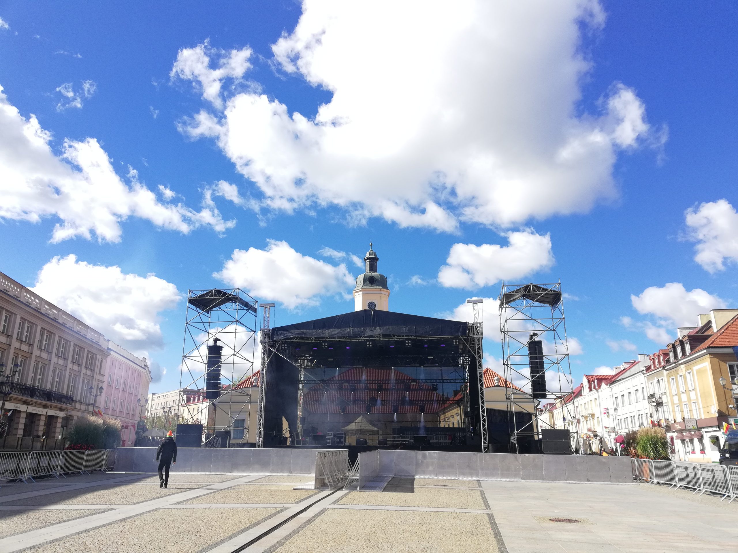 Rostawiona scena koncertowa w centrum Białegostoku