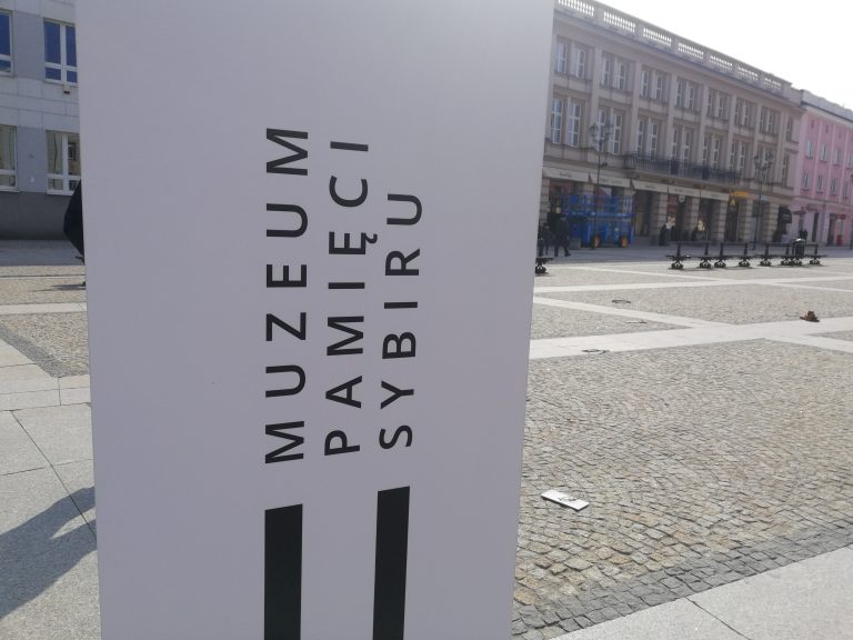 Szyld Muzeum Pamięci Sybiru