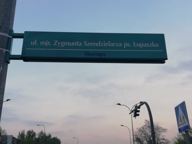 Tabliczka z napisem ul. mjr Zygmunta Szendzielarza ps. "Łupaszko"
