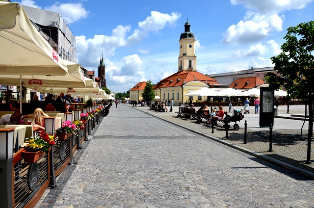 Centrum Białegostoku, W tle widać Ratusz, na pierwszym planie ogródki gastronomiczne