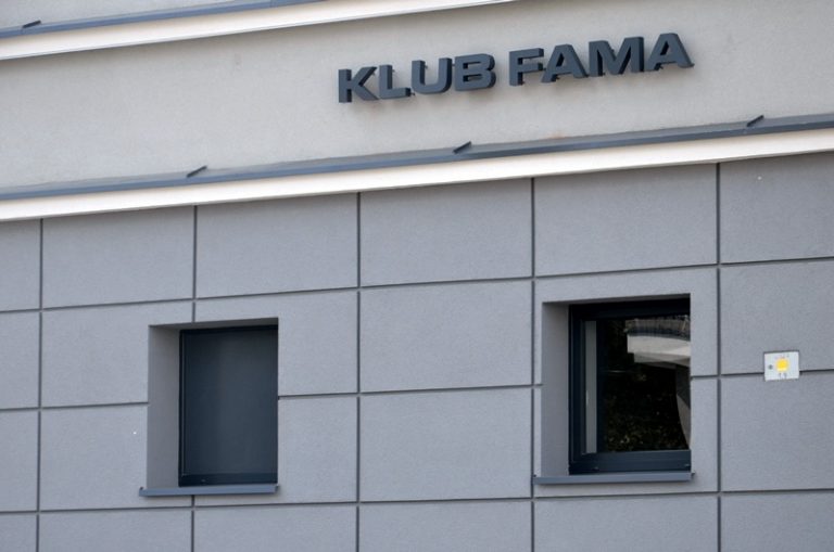 Napis Klub Fama na ścianie budynku