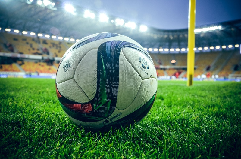 Piłka do gry piłkę nożną leży na murawie stadionu