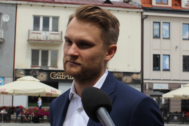 Poseł Truskolaski stoi w centrum miasta