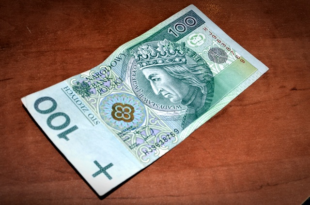 Banknot w wysokości 100 złotych leży na stole