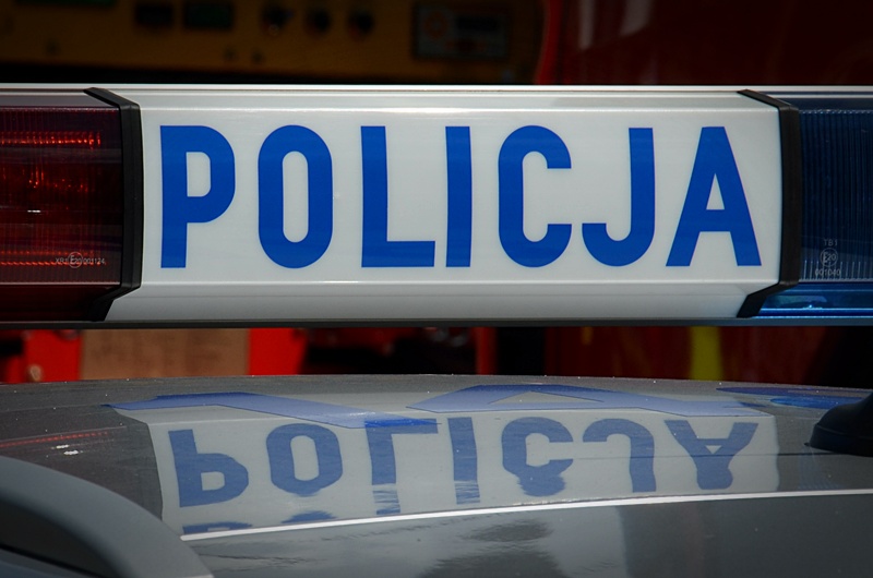 napis policja na dachu radiowozu