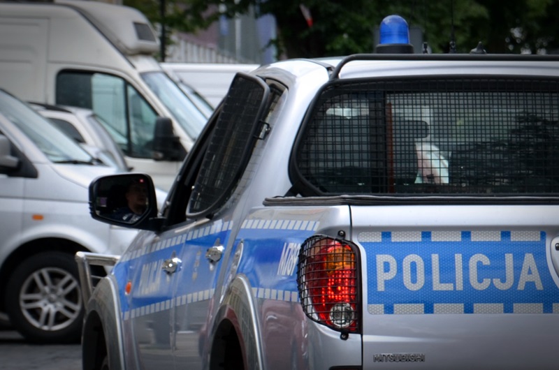 Samochód policji na parkingu