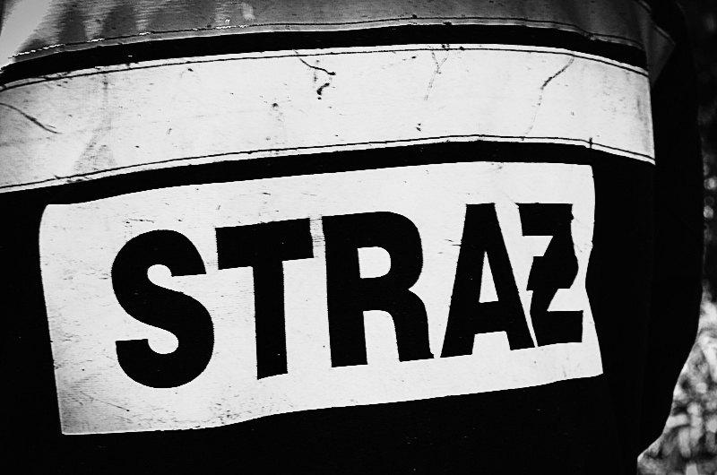 napis straż na kurtce strażaka