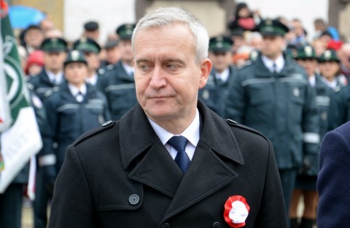 Siwy mężczyzna w ciemnym garniturze