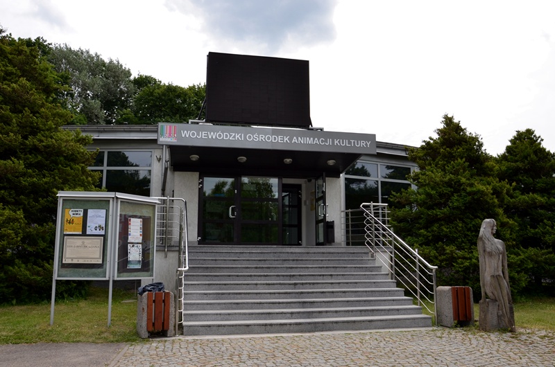 Wejście główne do Spodków Podlaskiego Instytutu Kultury w Białymstoku.