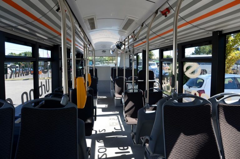Wnętrze autobusu miejskiego