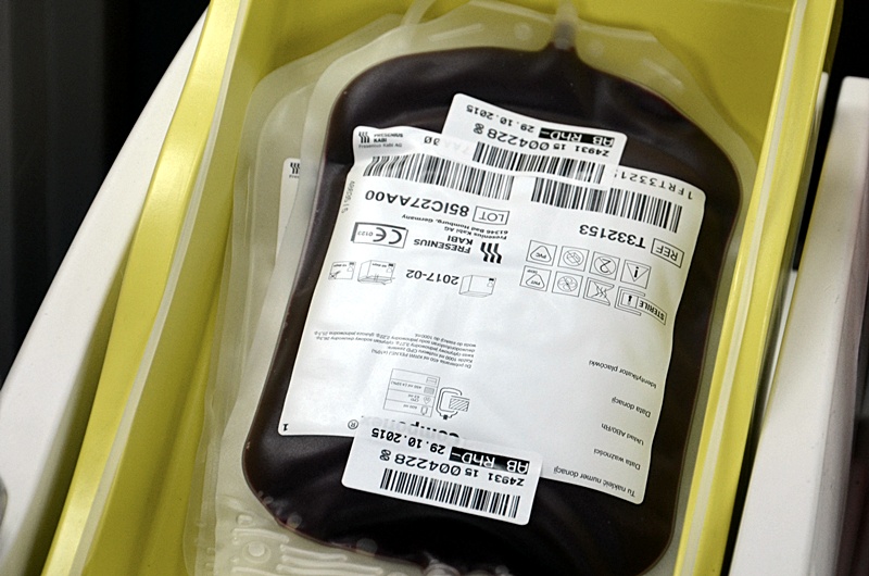 Oddana krew w woreczku leży w plastikowym pojemniku