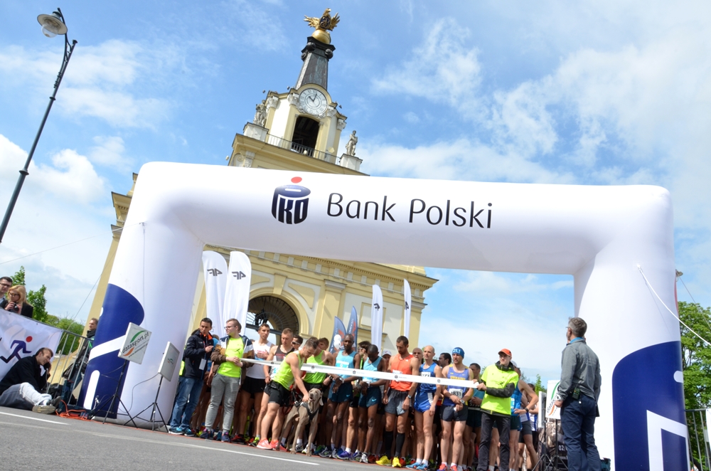 Biegacze na starcie półmaratonu