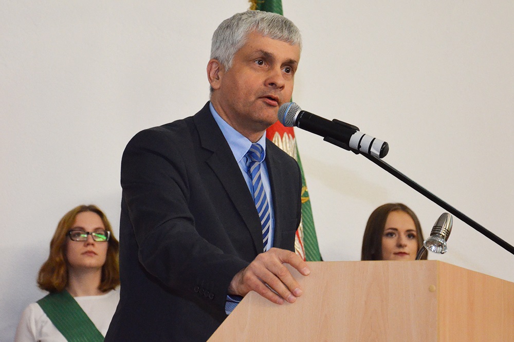 Mężczyzna przemawia do mikrofonu