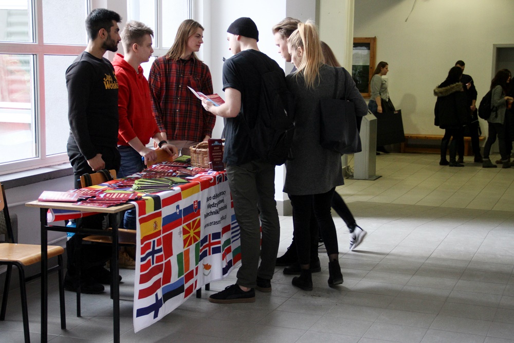 Uczelniany hol wypełniony studentami