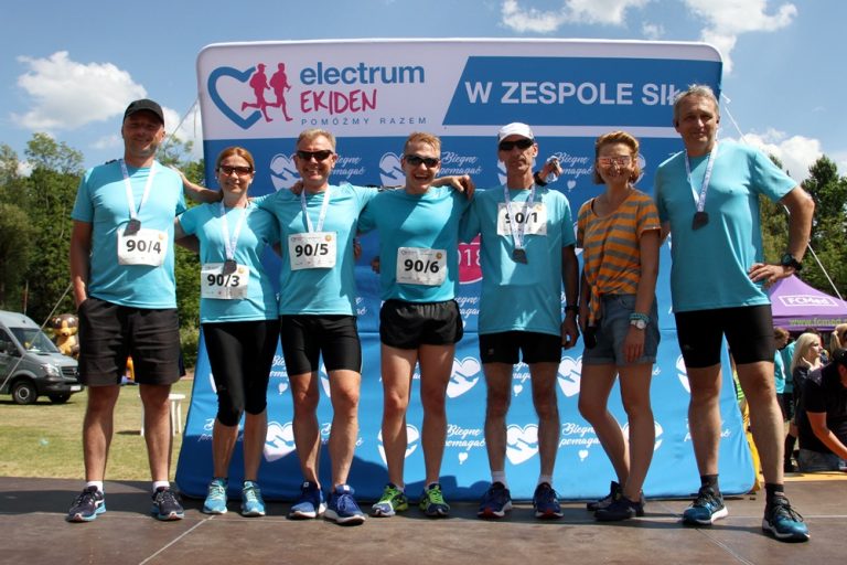 Grupa ludzi w niebieskich koszulkach