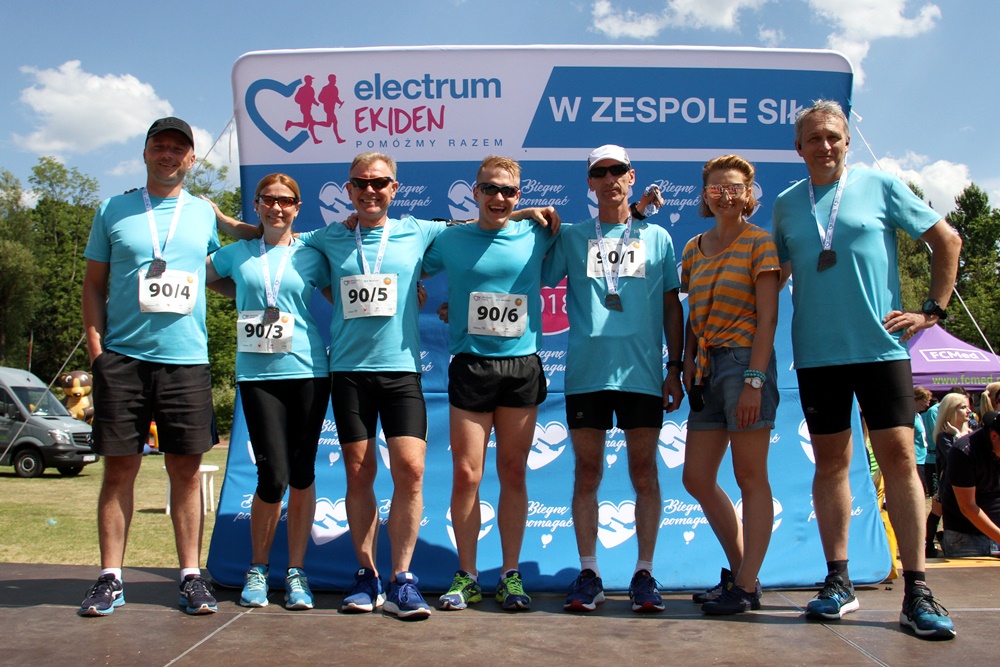 Grupa ludzi w niebieskich koszulkach