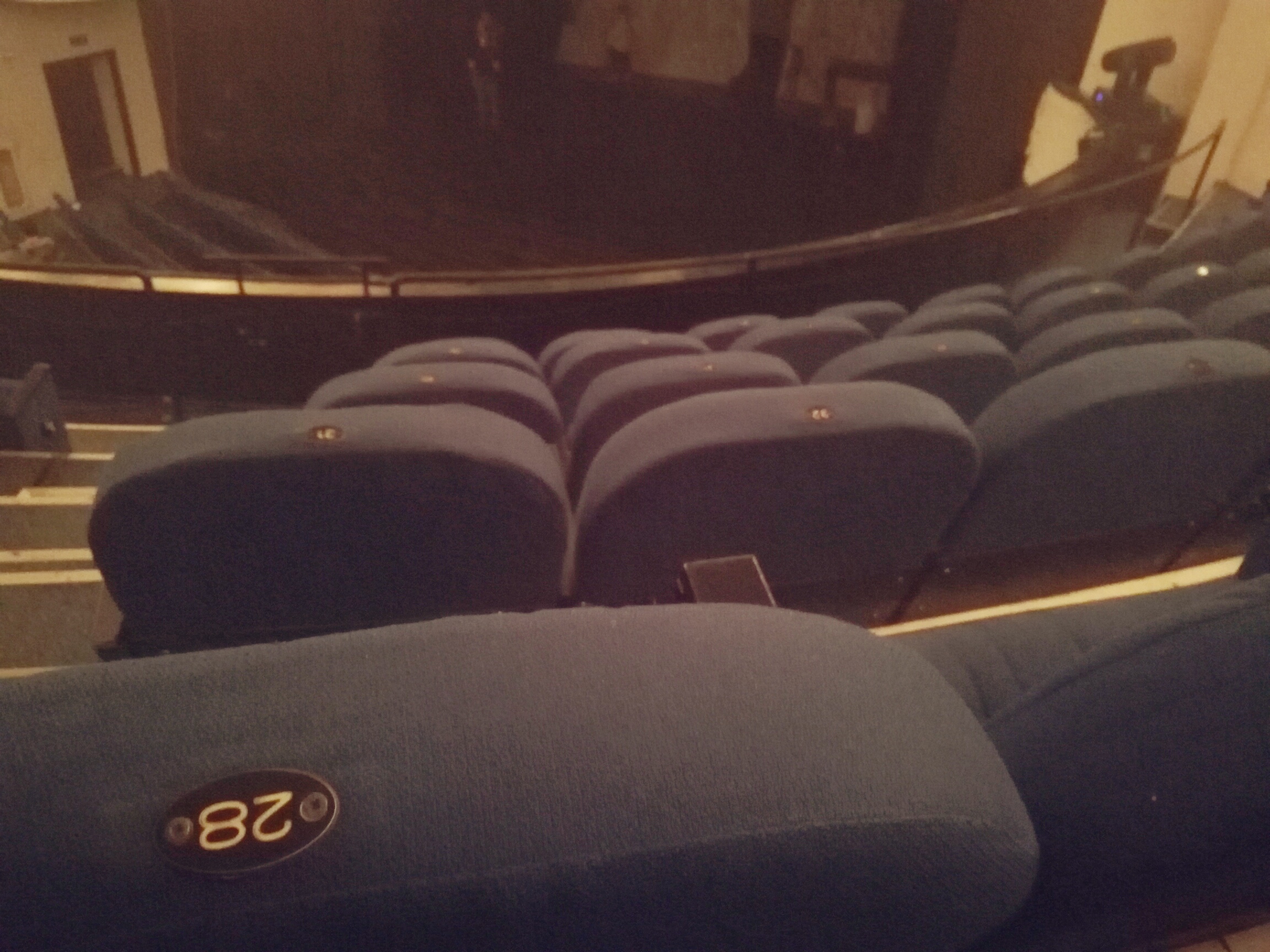 fotele na widowni w teatrze