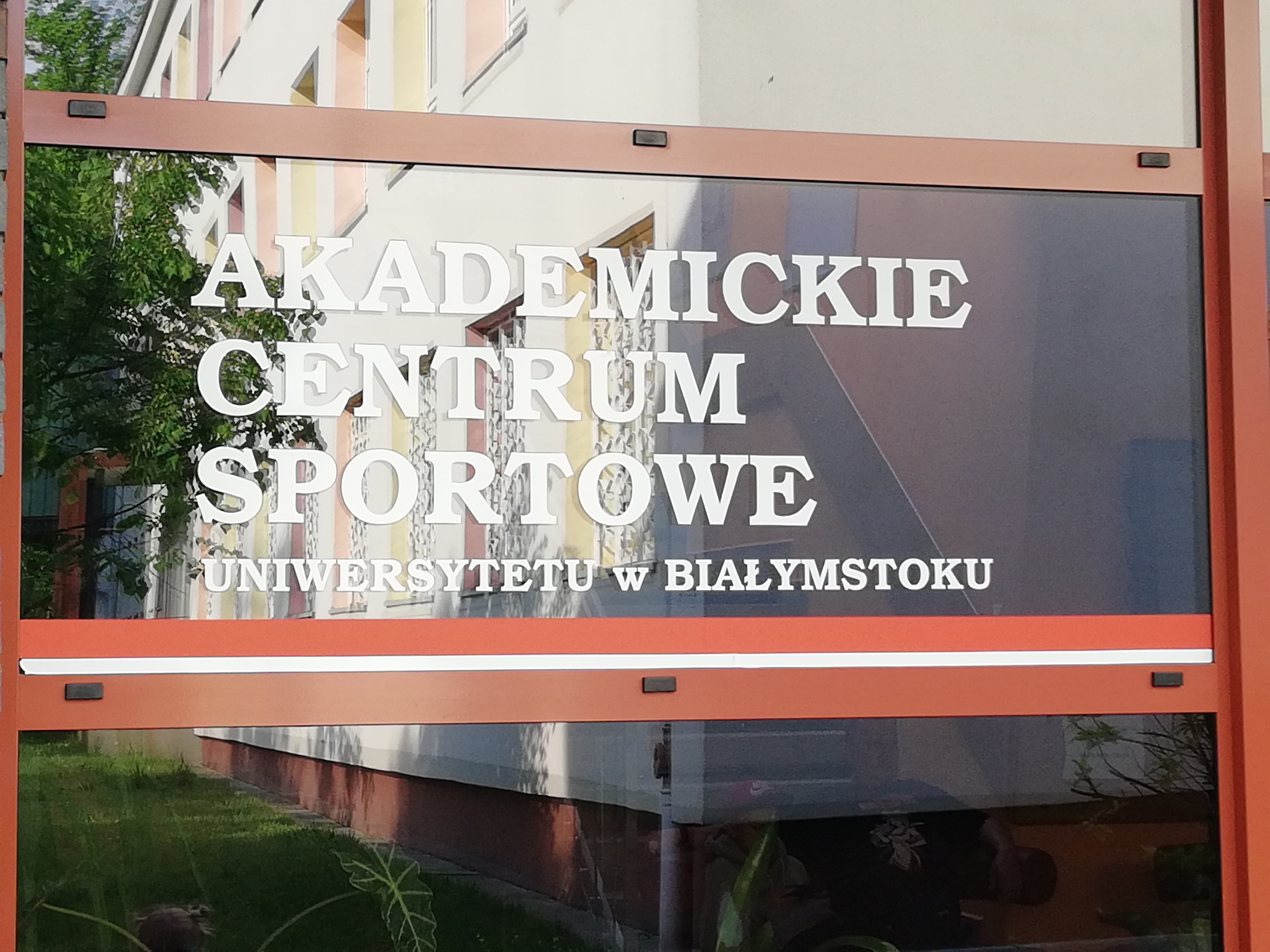 Szyba drzwi wejściowych akademickiego centrum sportowego UwB