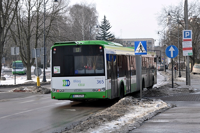 Autobus stoi na przystanku