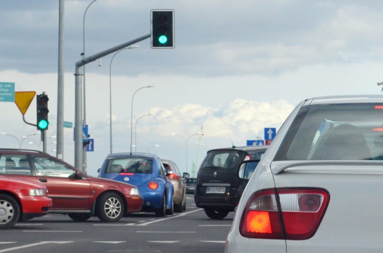samochody na skrzyżowaniu