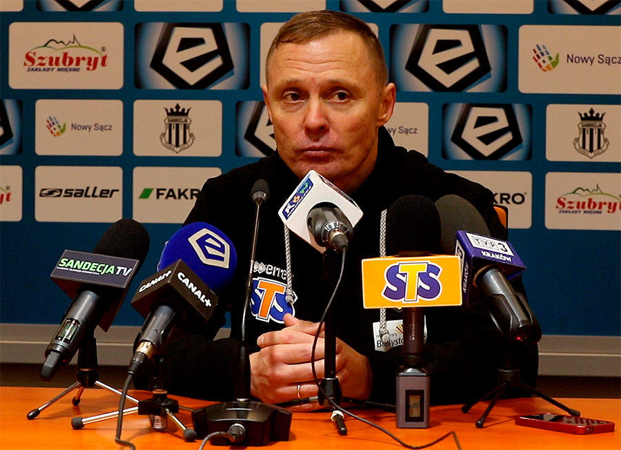 Ireneusz Mamrot przy mikrofonach podczas konferencji prasowej