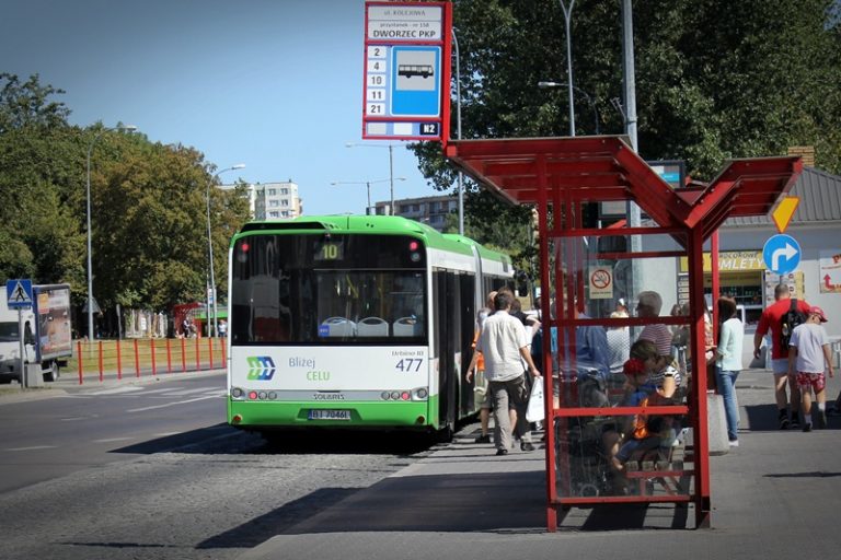 Z przystanku autobusowego odjeźdza autobus