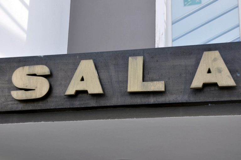 Napis "sala" na budynku