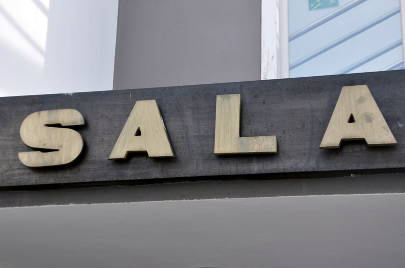 Napis "sala" na budynku