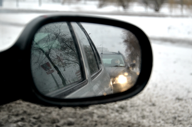 Lusterko samochodowe, w którym widać inne auto