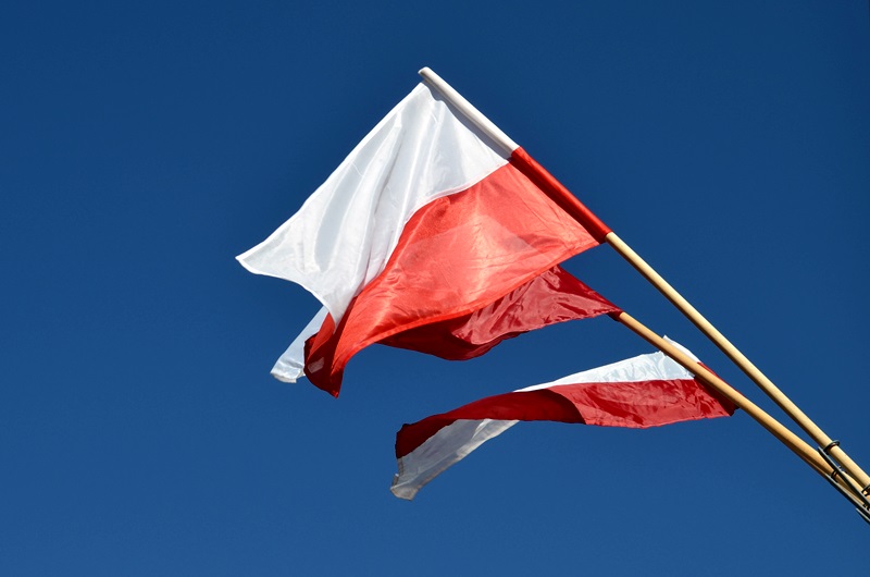Biało-czerwone flagi na maszcie