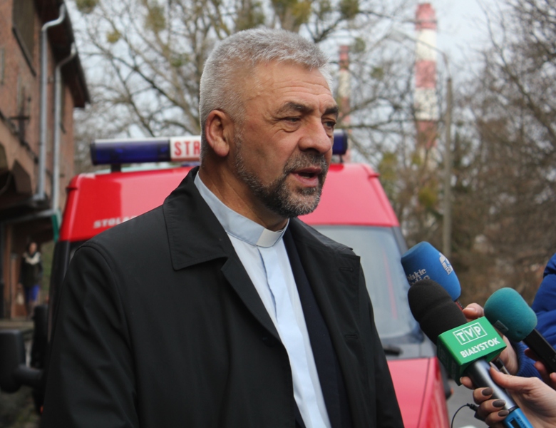 Mężczyzna mówi do mikrofonów dziennikarzy