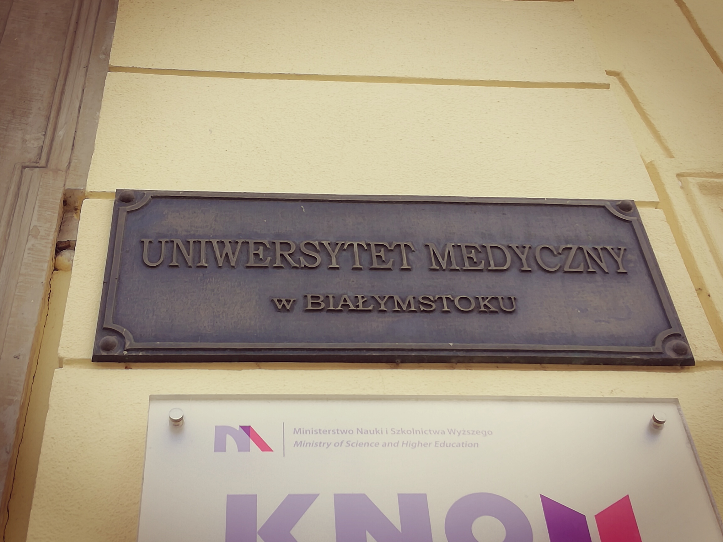 Tabliczka z napisem Uniwersytet Medyczny w Białymstoku