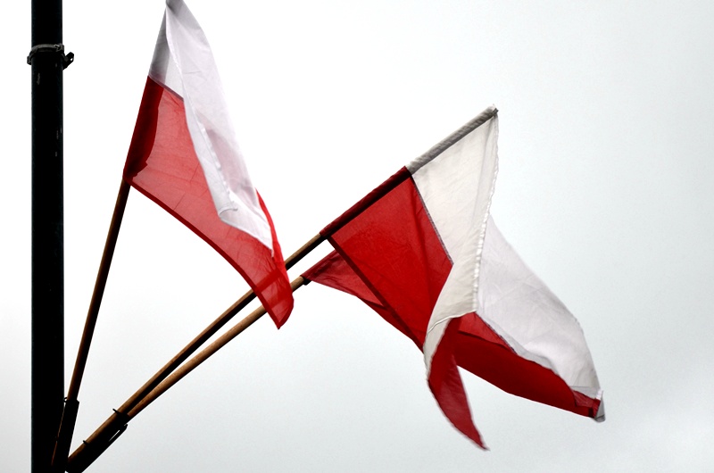 Trzy biało-czerwone flagi na maszcie