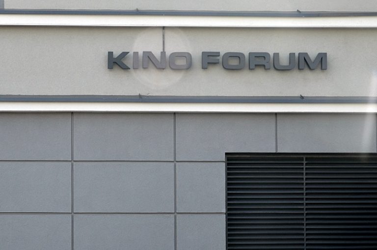Napis kino Forum na budynku Białostockiego Ośrodka Kultury