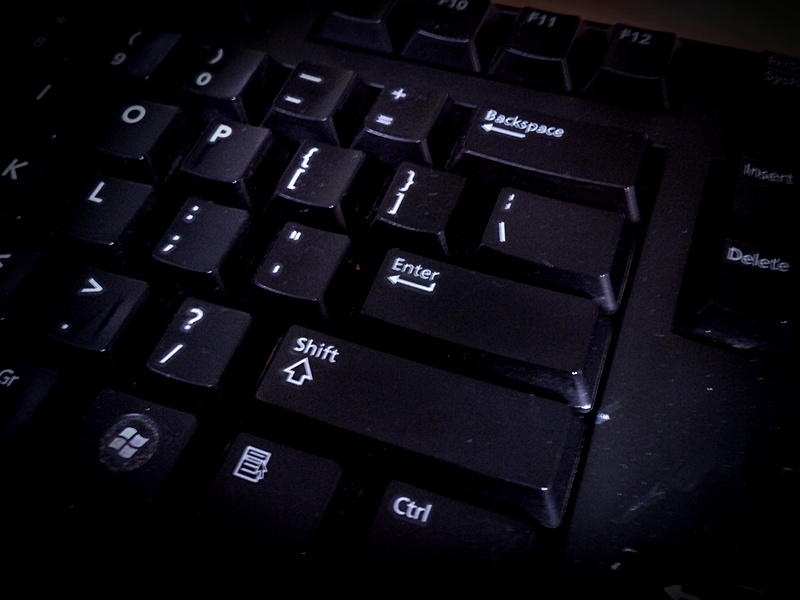 Fragment czarnej klawiatury komputera