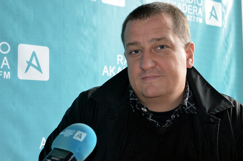 Mężczyzna w studiu radiowym