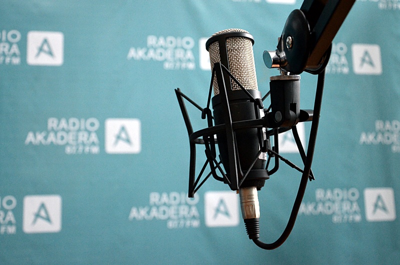 mikrofon na tle ścianki z napisem Radio AKADERA