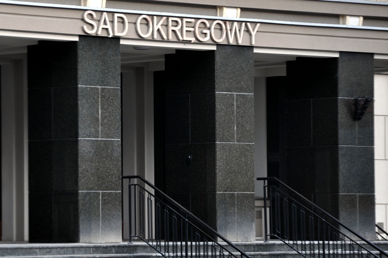 wejście do sądu okręgowego w białymstoku