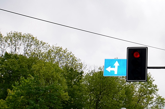 Czerwone światło na sygnalizatorze świetlnym