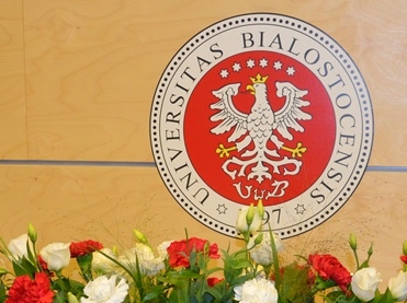 Logo UwB na ścianie
