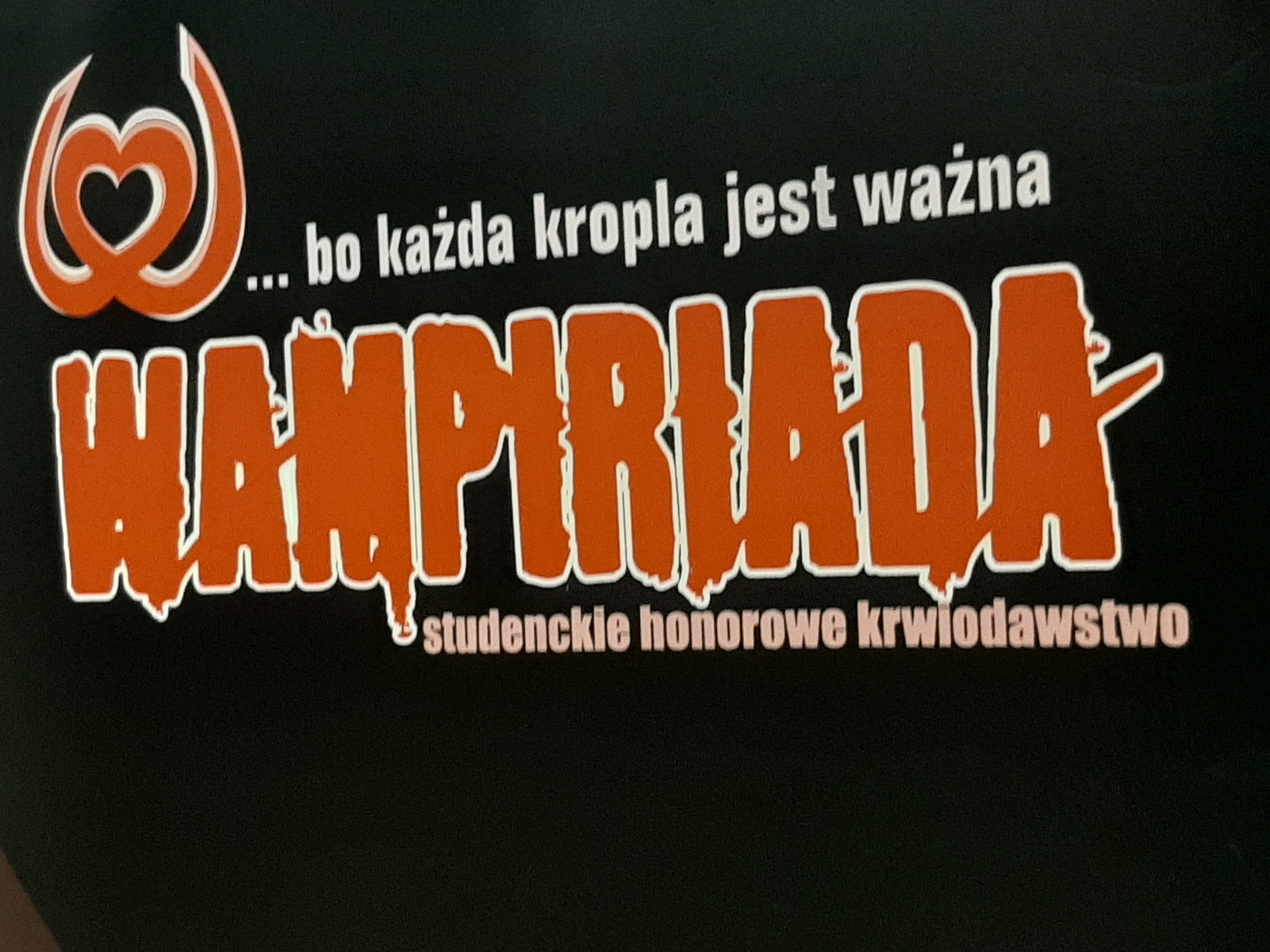 Na czarnym tle biało-pomarańczowy napis: bo każda kropla jest ważna. Wampiriada