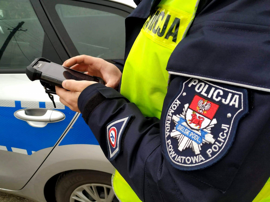 Funkcjonariuszka trzyma urzadzenie do pomiaru prędkości