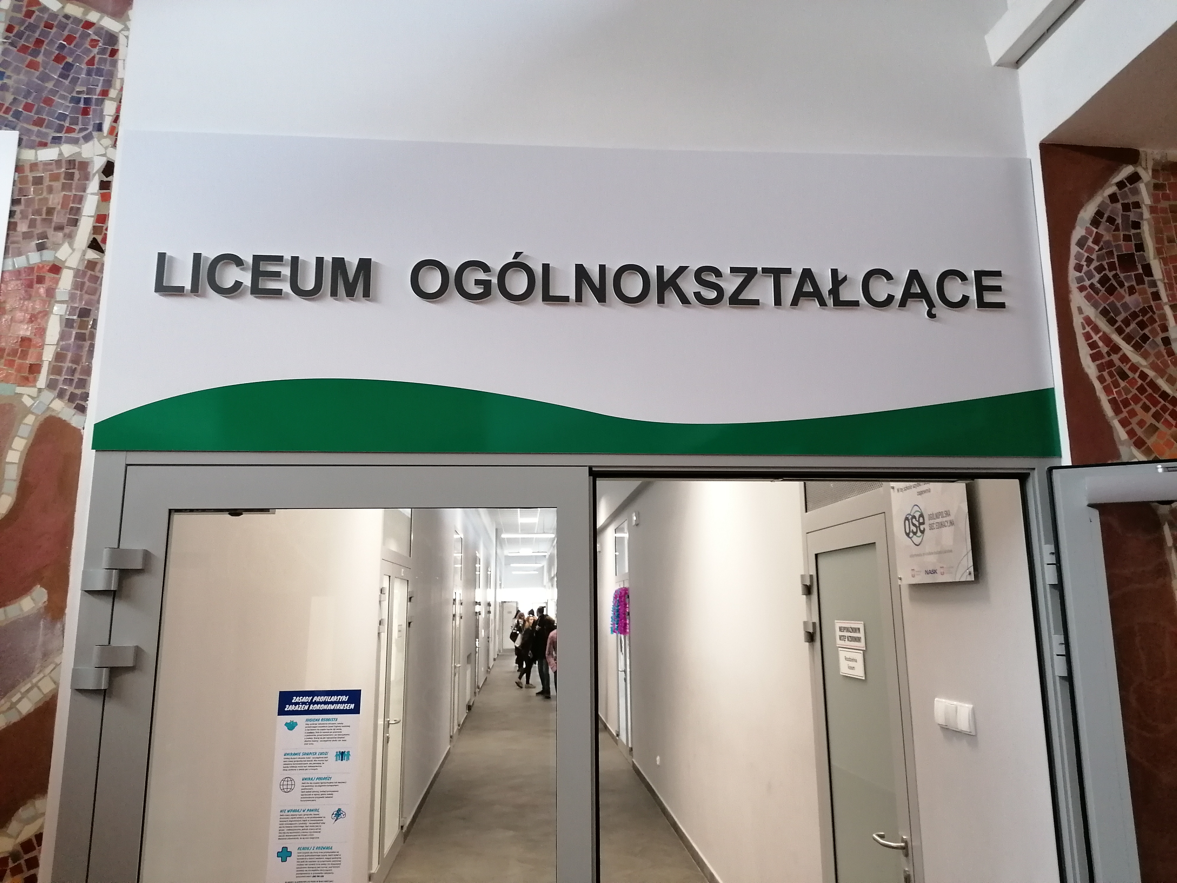 Drzwi wejściowe do Liceum PB