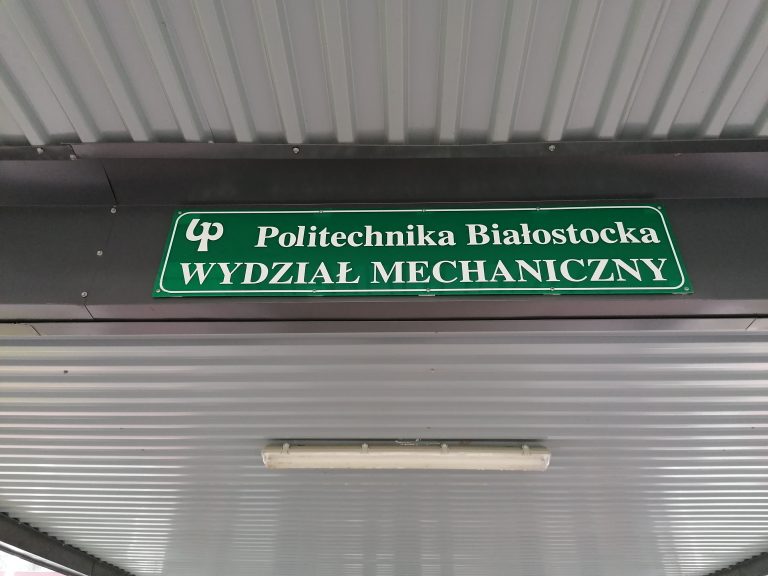 Tabliczka z napisem wydział mechaniczny PB